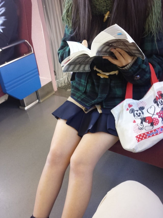 電車で女子高生をスマホで盗撮 (7)