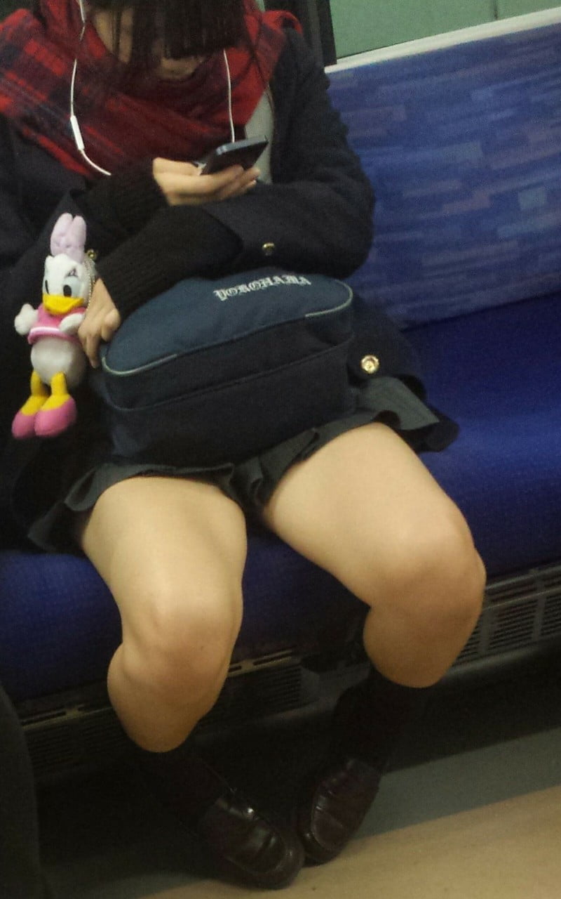 電車内で女子高生を撮影した (2)