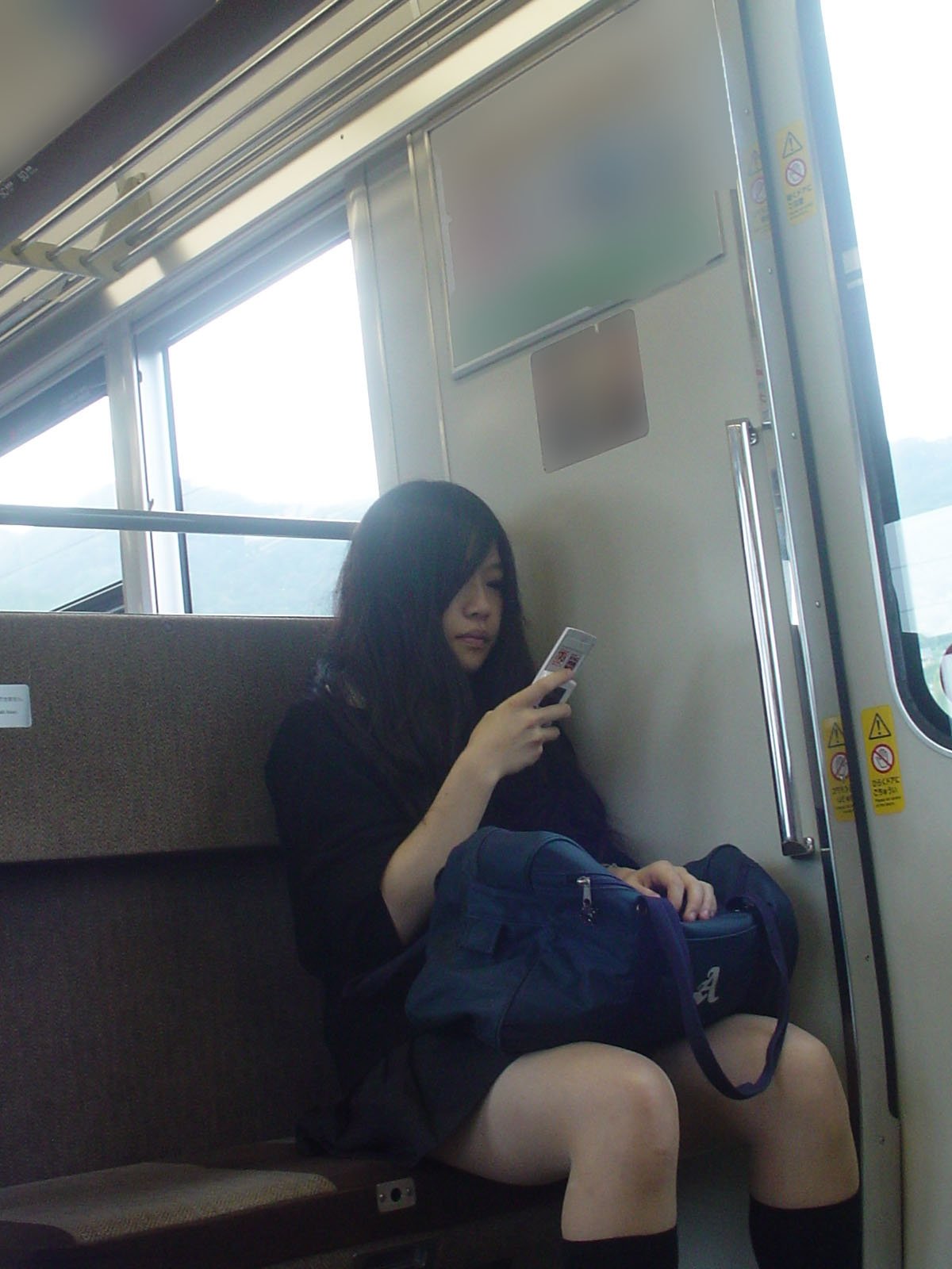 電車で出会う女子高生は一段とセクシーに感じる (1)