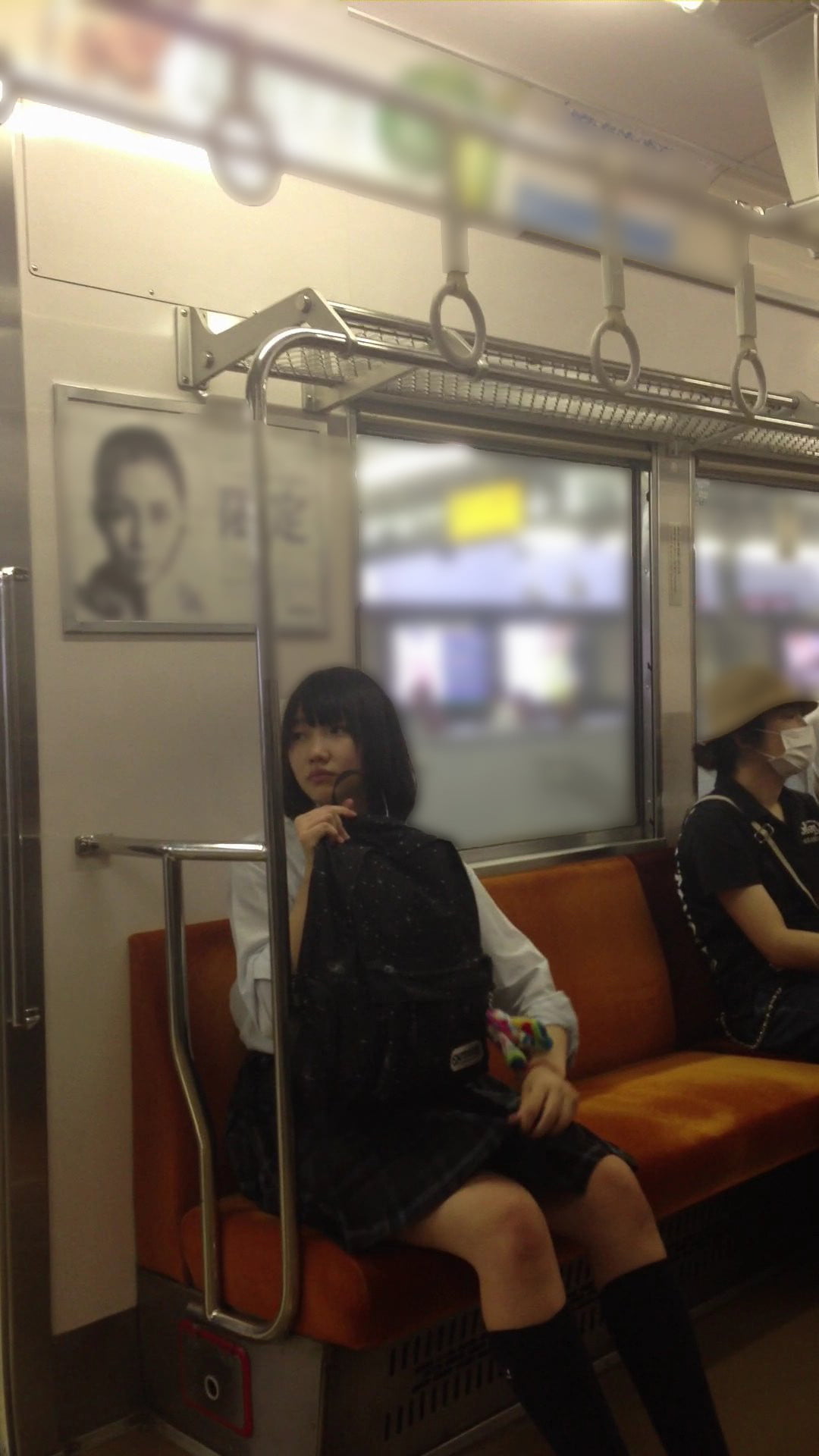 電車で女子高生目の前な感じの画像 (5)