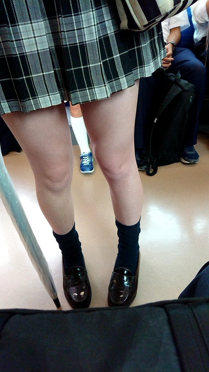 電車で女子高生目の前な感じの画像 (4)
