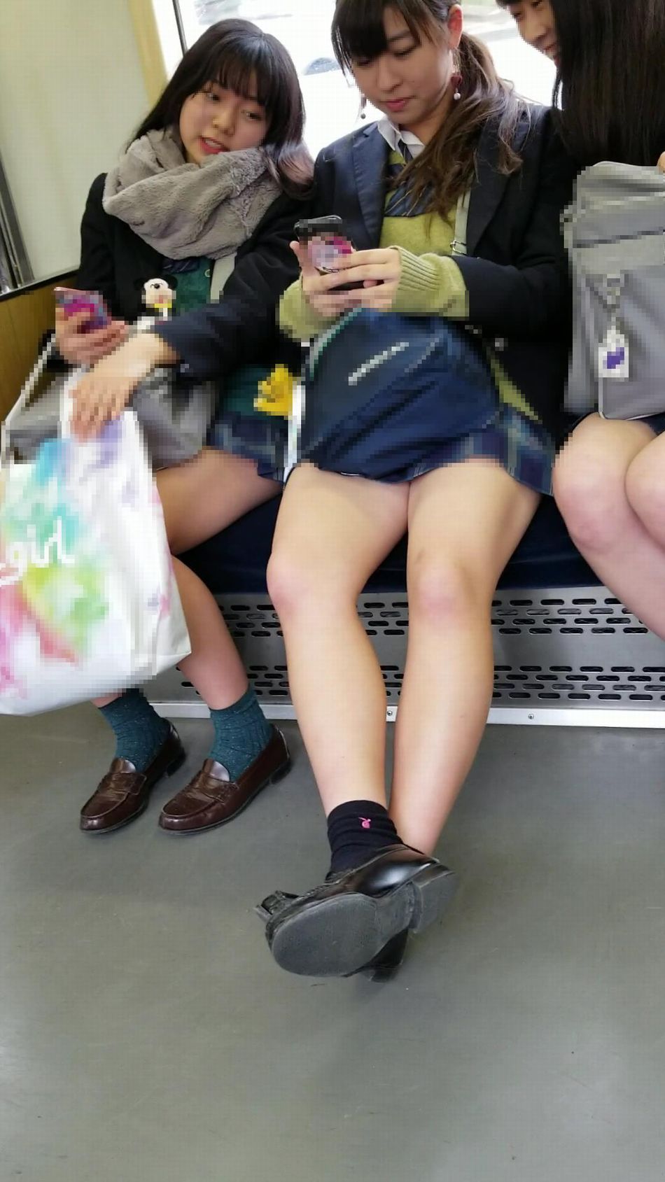電車内での女子校生の日常vol018 (1)