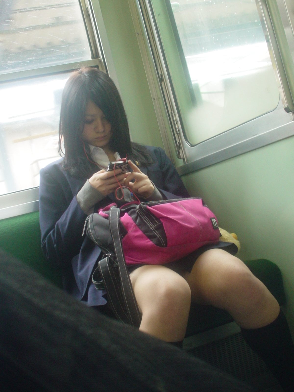 電車内で油断してる女子高生を隠し撮りした写真 (7)