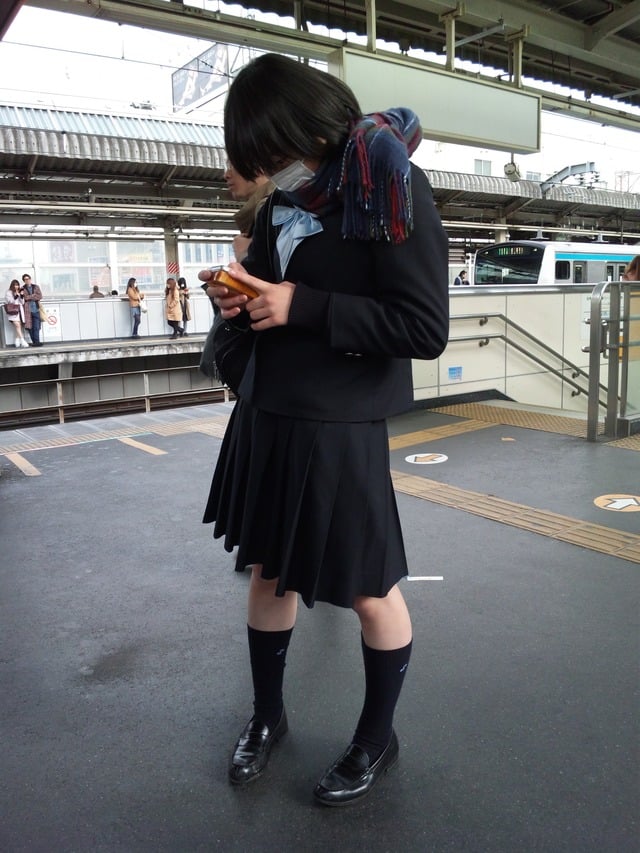 街撮りJKエロ画像｜駅のホームに居る女子校生の写真　30枚