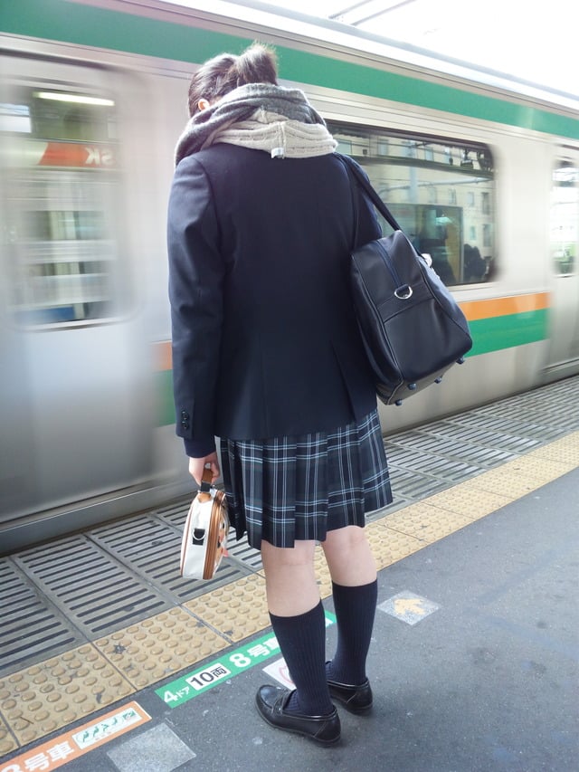 街撮りJKエロ画像｜駅のホームに居る女子校生の写真　30枚