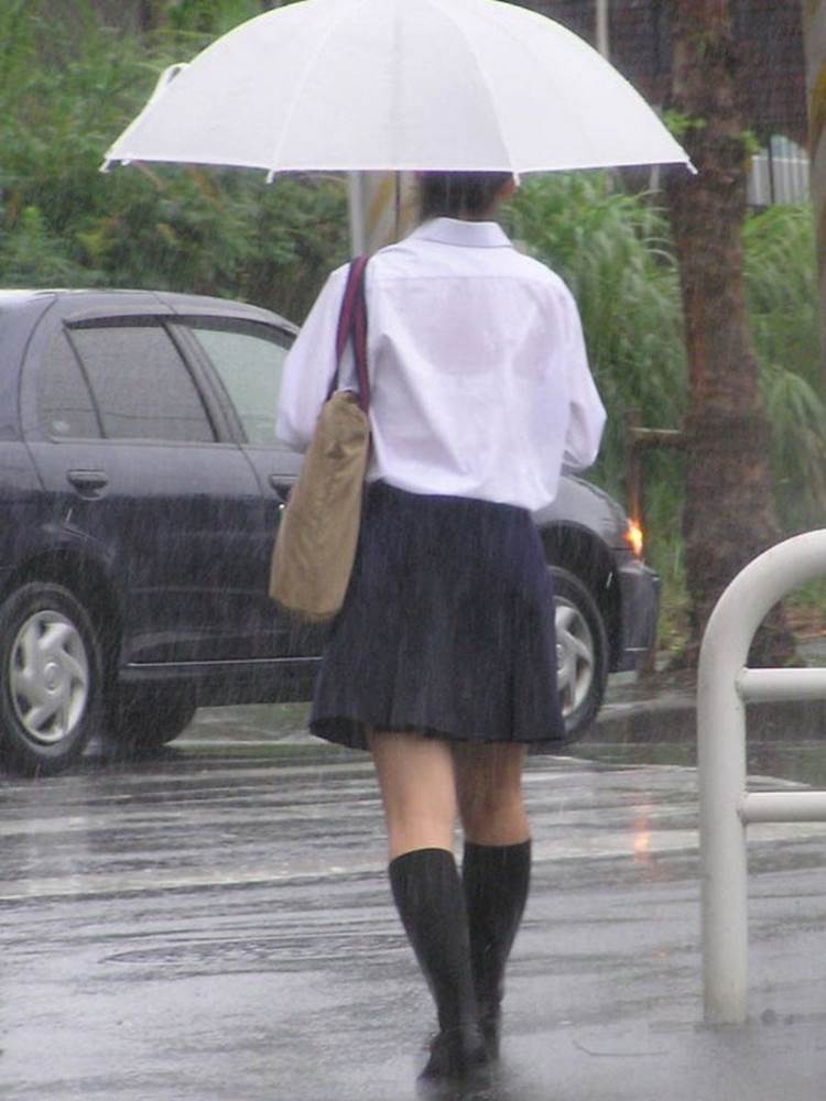 JK透けブラ画像｜ゲリラ豪雨で夏服制服が濡れてしまいブラジャーが丸見えになった女子高生の透けブラ画像 20枚