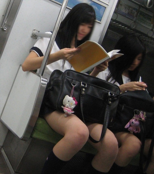 【JK 電車内画像】電車で対面に座ってる太ももがエロい女の子｜無音アプリなどのスマホで撮影されたと思われる画像３６枚