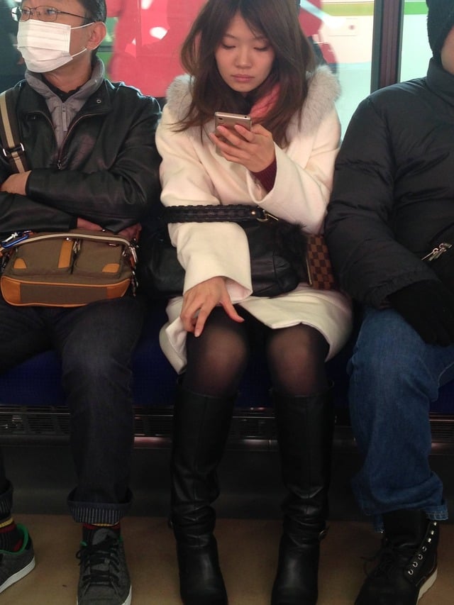 【JK 電車内画像】電車で対面に座ってる太ももがエロい女の子｜無音アプリなどのスマホで撮影されたと思われる画像３６枚