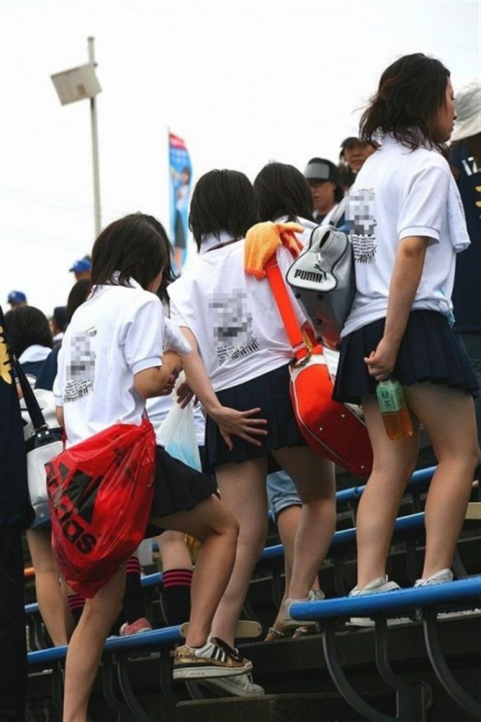 JKエロ画像｜女子校生やミニスカートを穿いてる女の子がスカートを抑えてる画像29枚