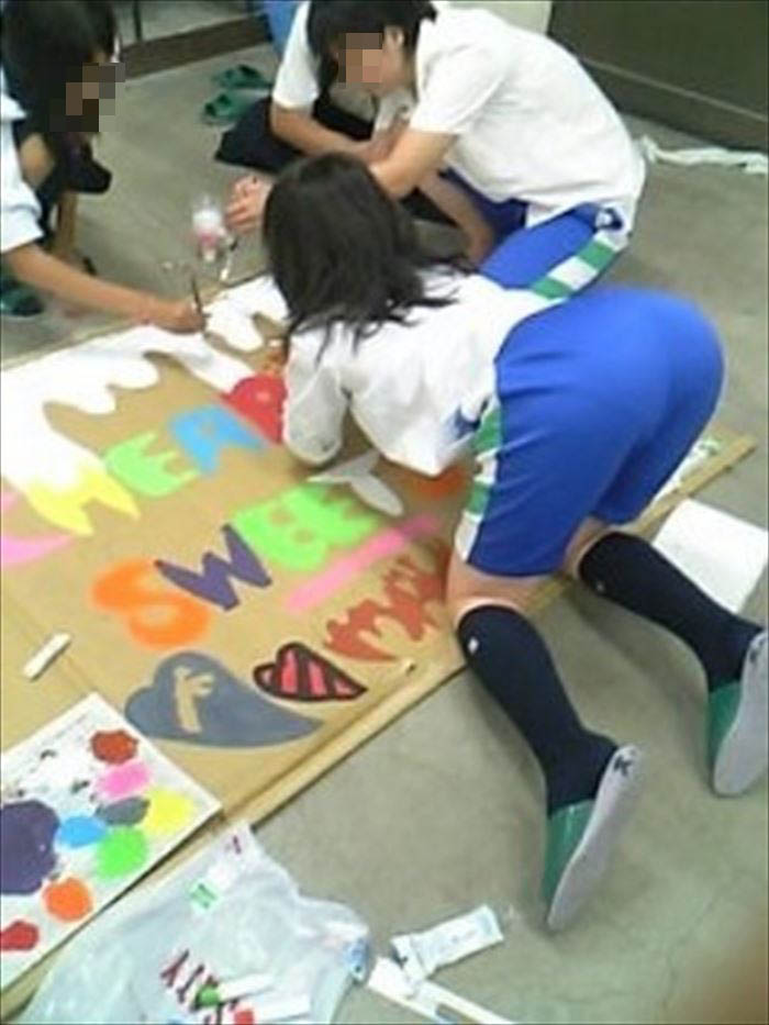 女子学生画像｜ジャージやハーフパンツにパンツの線を浮き上がらせてるJC写真まとめ 16枚