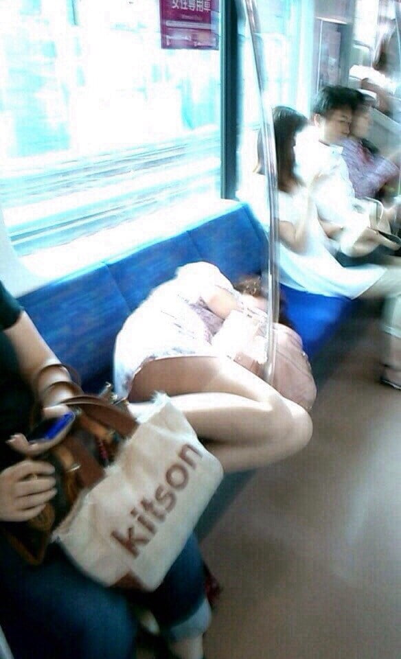 【素人エロ画像】電車内ハプニング集→ガニ股になって爆睡している無防備な女の子も居ますねｗ