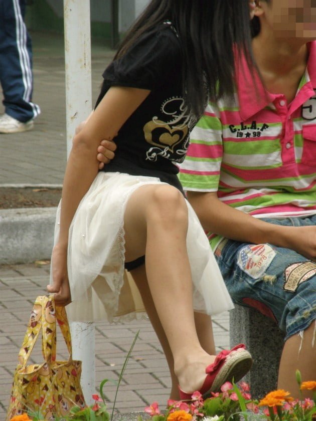 素人盗撮エロ画像｜公園内で素人お姉さんのスカートの中の三角パンチラ