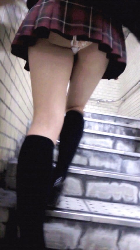 【素人エロ画像】街を歩いてた可愛い素人ＪＫが階段登る瞬間を盗撮ｗｗｗ可愛い制服のスカートから見える可愛いパンティと色白太ももがエロいｗ