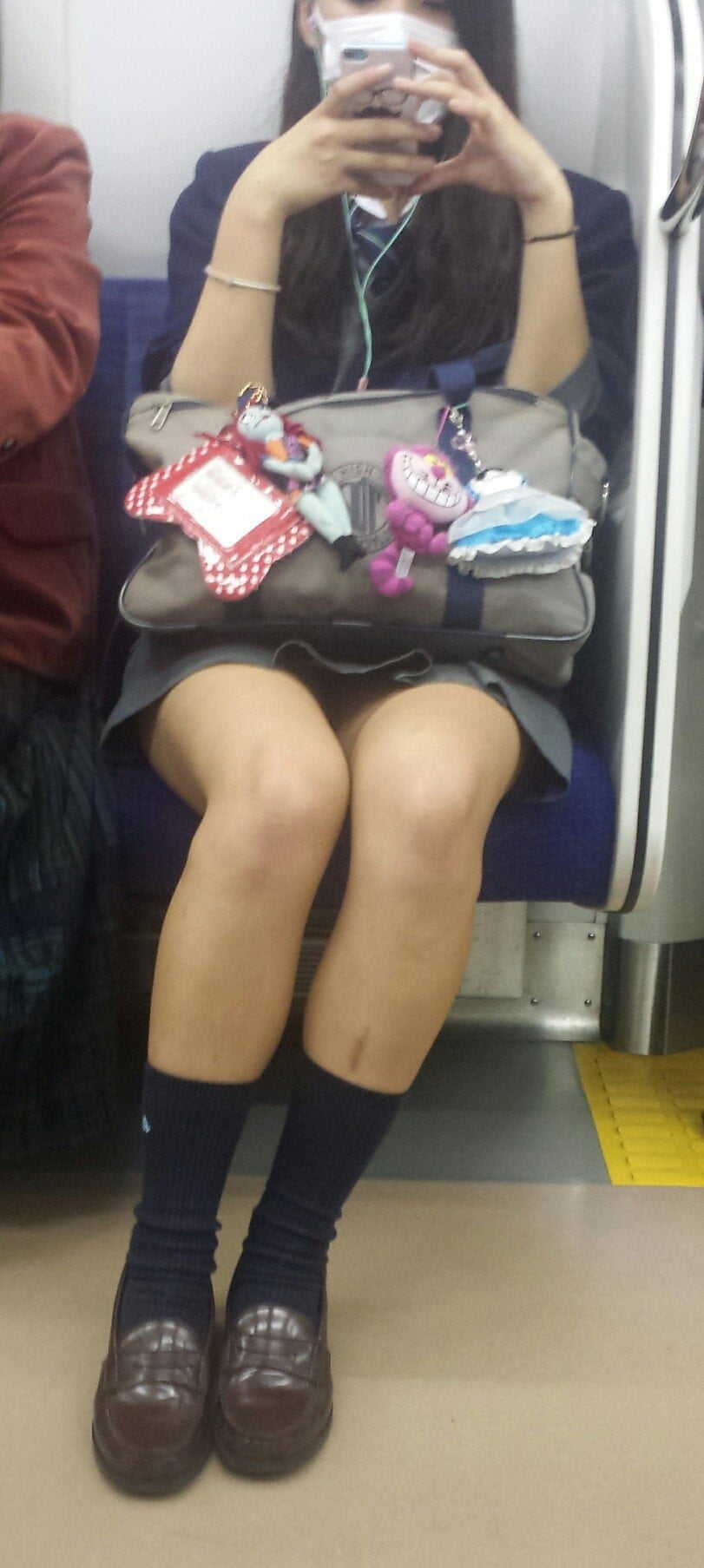 JK電車内盗撮エロ画像｜電車内で撮られた女子高生の生脚がえっち