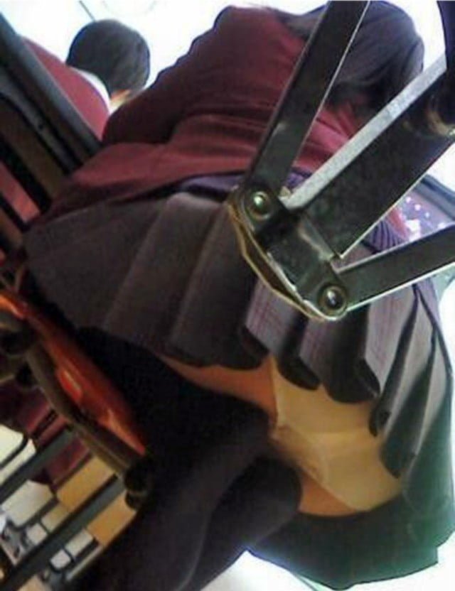 【校内パンチラ盗撮画像】同級生が盗撮した女子高生の校内パンツ！！→勇者よありがとう！