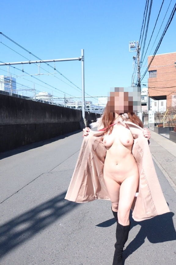 【素人エロ画像】スレンダー巨乳Dカップ腰もクビレたスタイル抜群な彼女の野外で裸を露出した