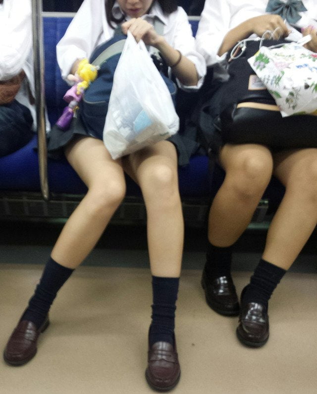 電車内JKエロ画像｜電車内で油断してる女子高生を男たちは油断せずに見過ごさない