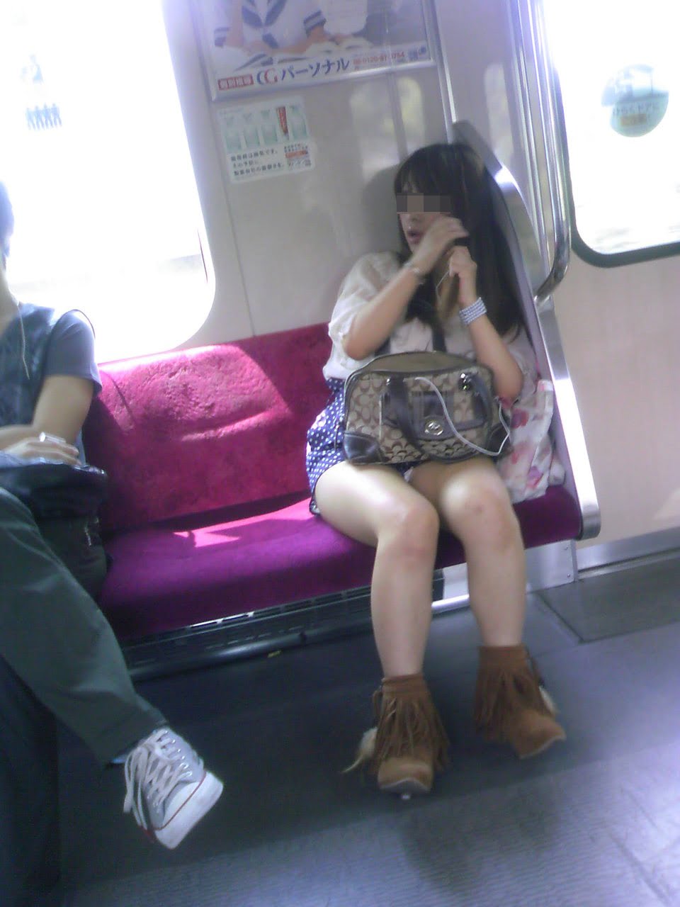 電車内盗撮画像｜電車で対面に座った美脚女性を無音カメラ等を駆使して撮ったと思われる脚エロ写真 120枚
