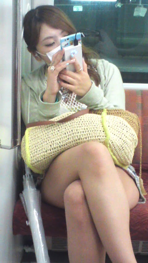 単体盗撮エロ画像｜マスク付けてるギャル系お姉さんが脚を組んでて電車内の対面で盗撮した感じの画像