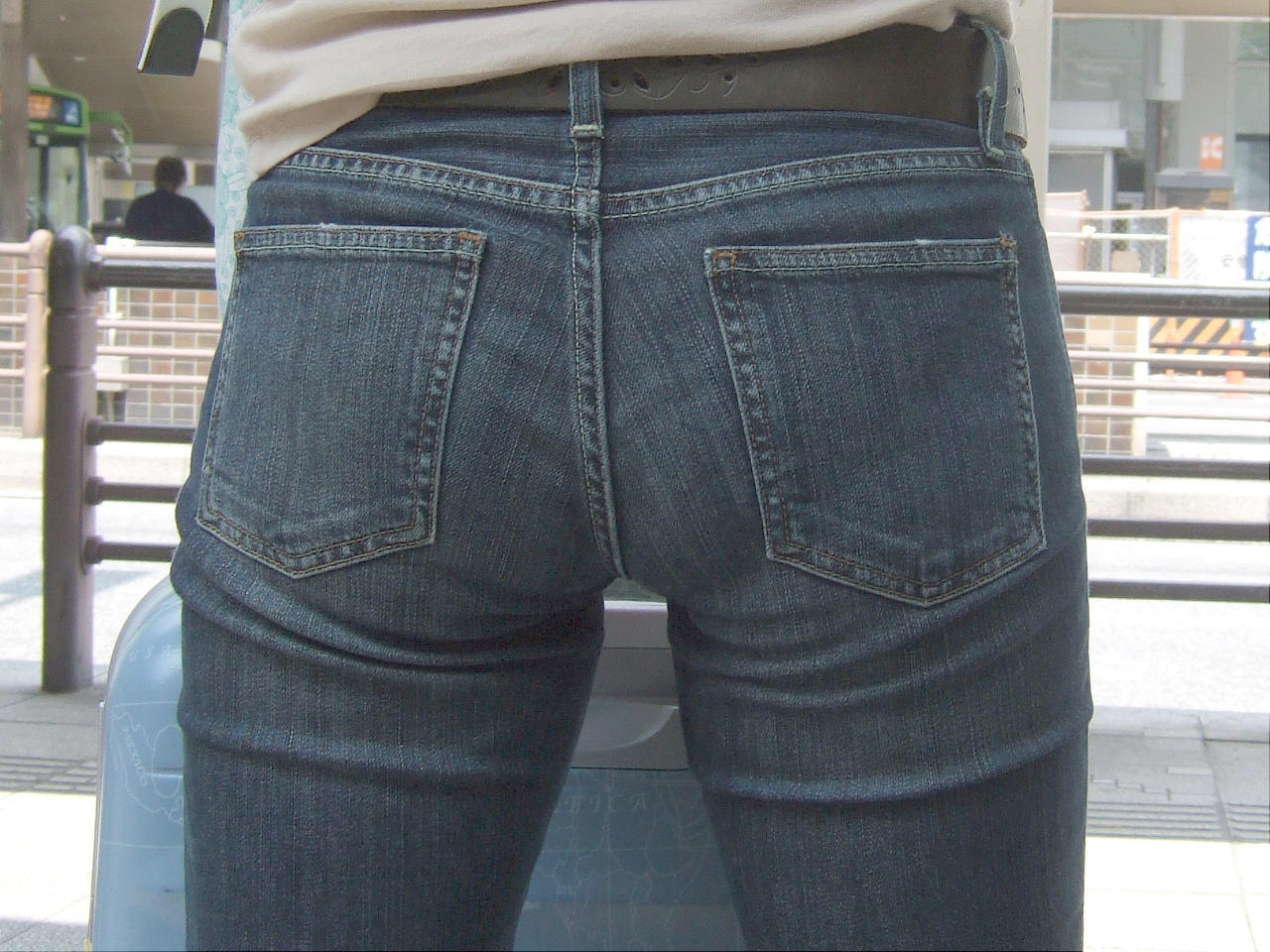 デニムジーパン尻画像｜デニムジーンズを履いてる女性や女の子の画像まとめ１４ 50枚