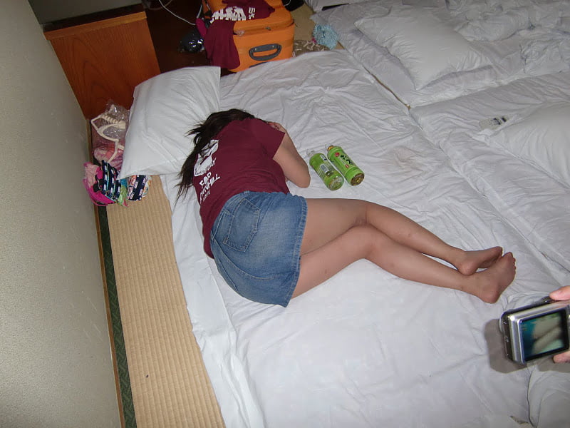 パンチラ画像｜女の子が寝転んでる時にガードが甘くなってパンツが見えてしまってる画像まとめ1
