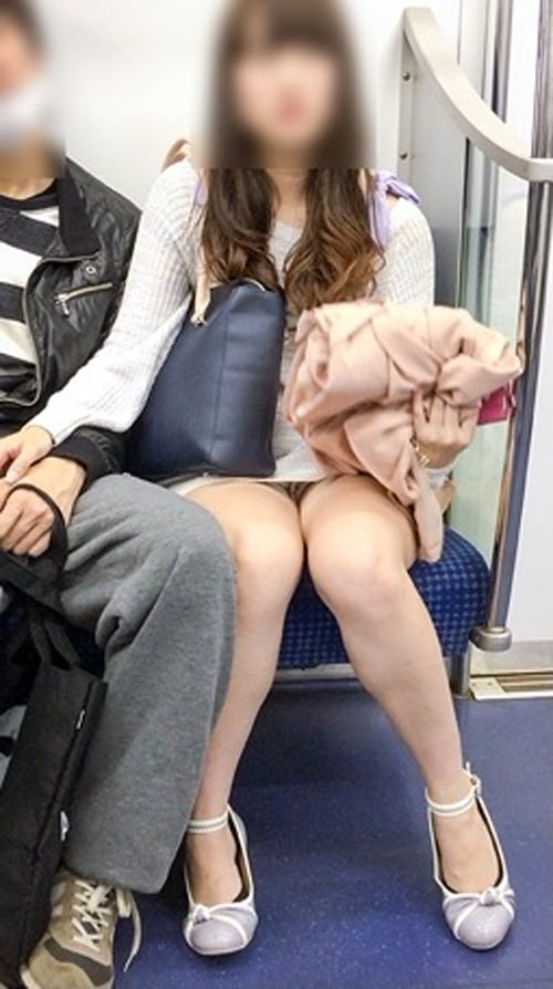 盗撮エロ画像｜電車内で正面に座った女性のパンチラがすげーエロいと思えるまとめ1 45枚