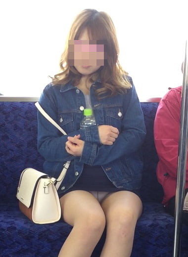 盗撮エロ画像｜電車内で正面に座った女性のパンチラがすげーエロいと思えるまとめ1 45枚