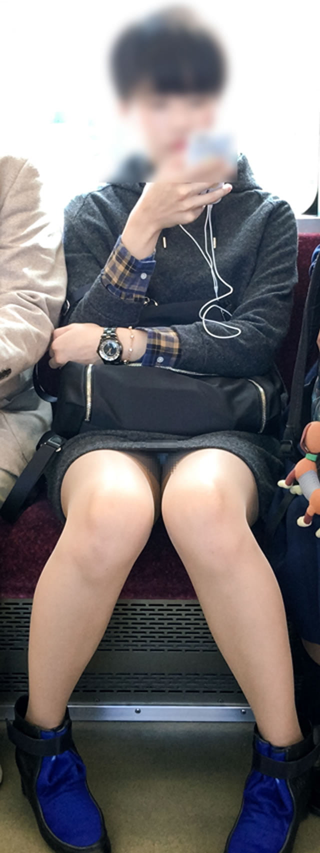 盗撮エロ画像｜電車内で正面に座った女性のパンチラがすげーエロいと思えるまとめ2 44枚