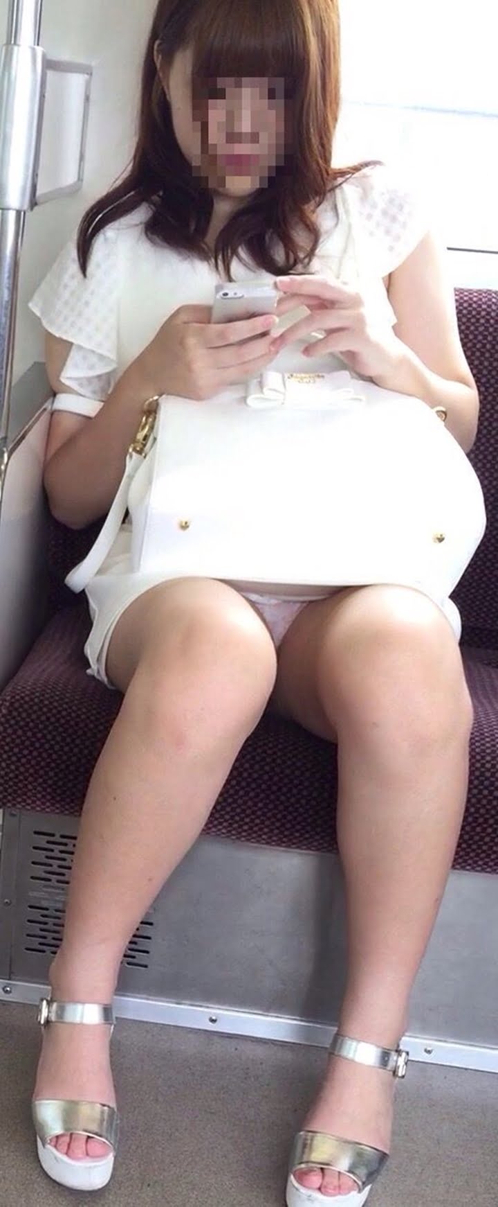 盗撮エロ画像｜電車内で正面に座った女性のパンチラがすげーエロいと思えるまとめ2 44枚