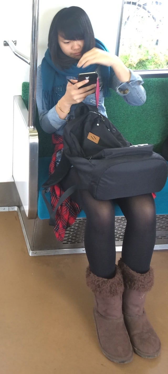 盗撮エロ画像｜電車内で撮影されたと思われる美脚画像　88枚