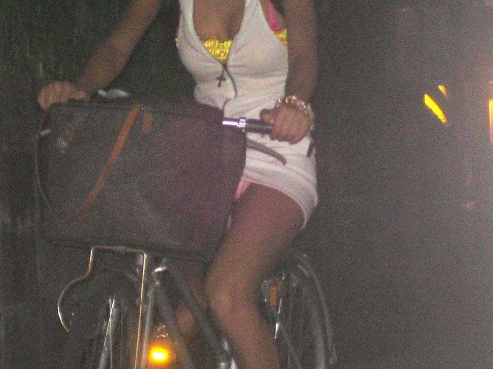 自転車乗ってる女の子のパンティ写真 (30)