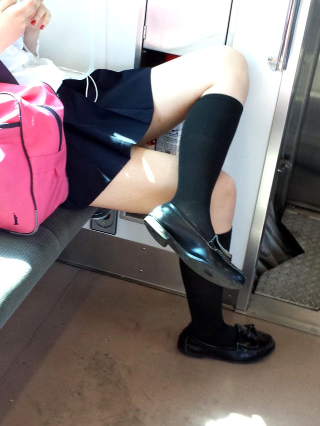 太もも丸出しで無防備な電車内の女子高生 (1)