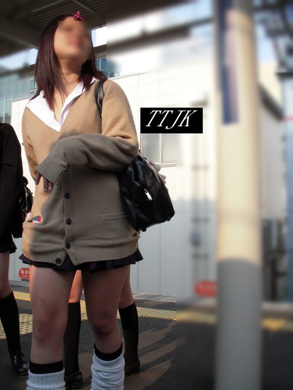 電車で女子高生の近く陣取りやつ (15)