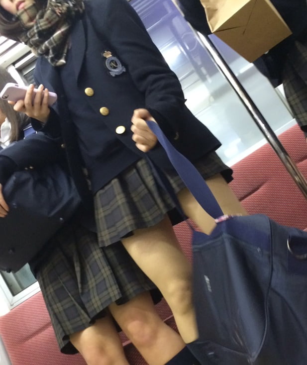 電車内で女子高生に遭遇すると元気になるやつ (13)
