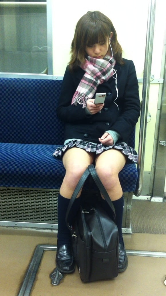 電車内で女子高生を撮影した (9)