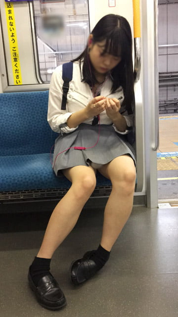 電車で女子高生目の前な感じの画像 (11)