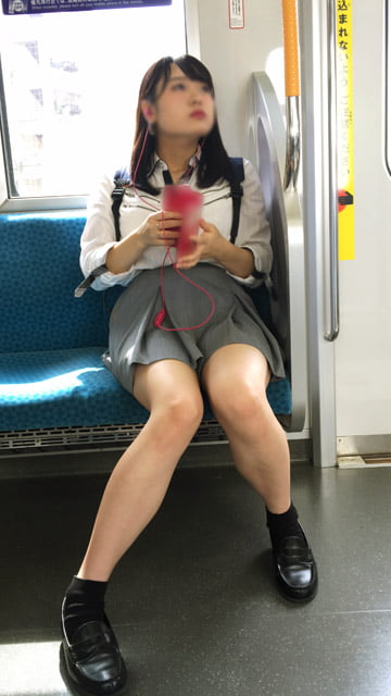 電車で女子高生目の前な感じの画像 (10)