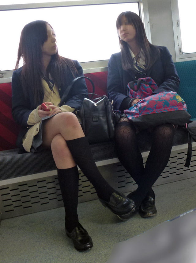 電車で女子高生のあえて対面に座って撮影 (11)