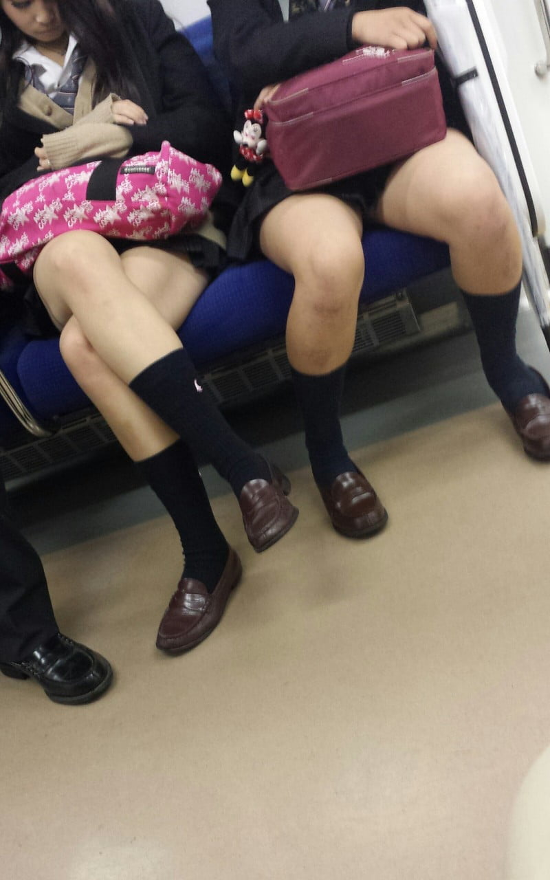 電車内にエッチな女子高生が居たらつい撮ってしまうよね (11)
