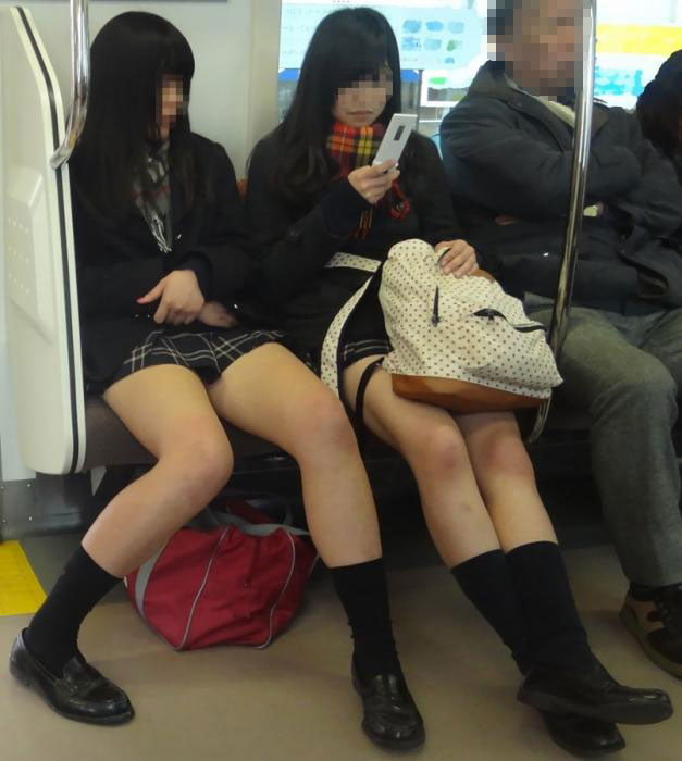 電車内で油断してる女子高生を隠し撮りした写真 (2)