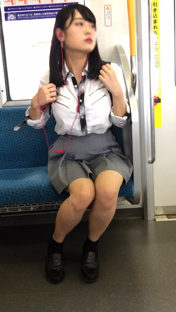 電車で女子高生目の前な感じの画像 (9)