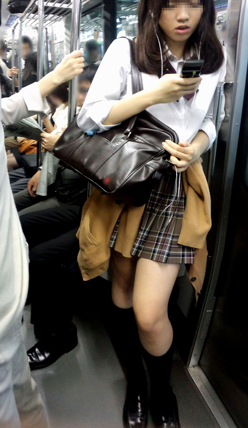 電車でこんなエッチな女子高生が居たらどうしようって感じ (2)