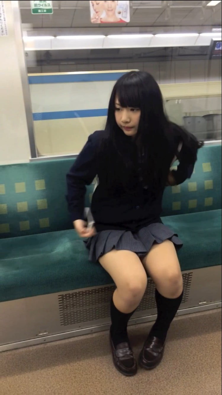 電車で油断してる女子高生を撮影 (5)