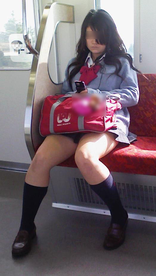 電車で女子高生をスマホで盗撮 (3)