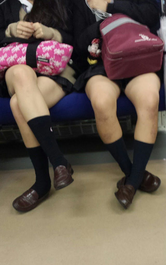 電車内で女子高生に遭遇すると元気になるやつ (12)