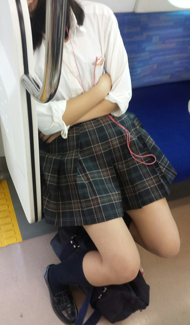 電車でこんなエッチな女子高生が居たらどうしようって感じ (11)