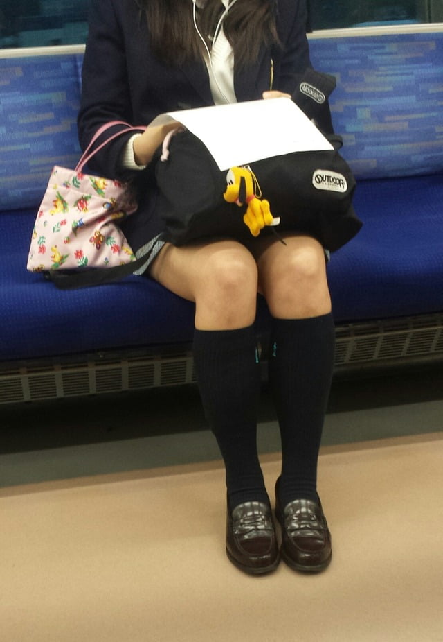 電車内で女子高生に遭遇すると元気になるやつ (11)