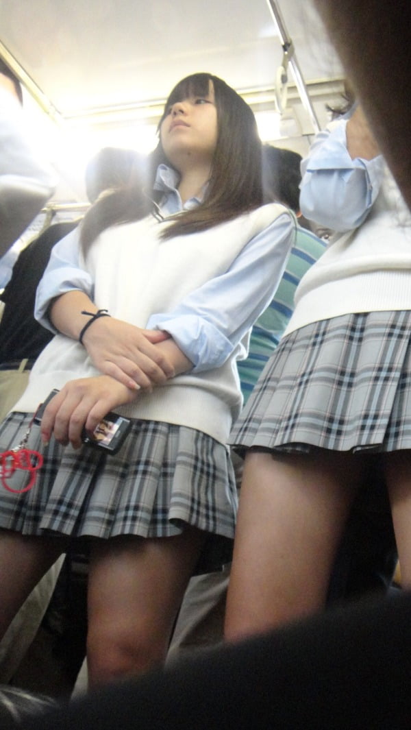 電車で油断してる女子高生を撮影 (4)
