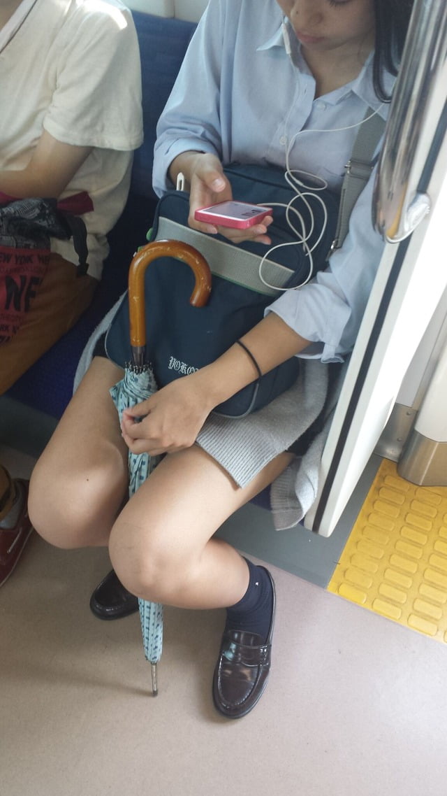 電車で女子高生のあえて対面に座って撮影 (4)