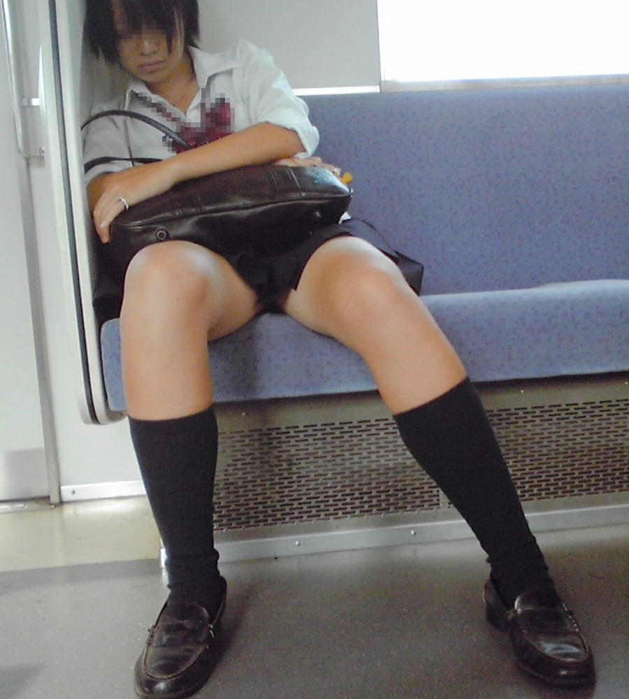 電車でこんなエッチな女子高生が居たらどうしようって感じ (13)